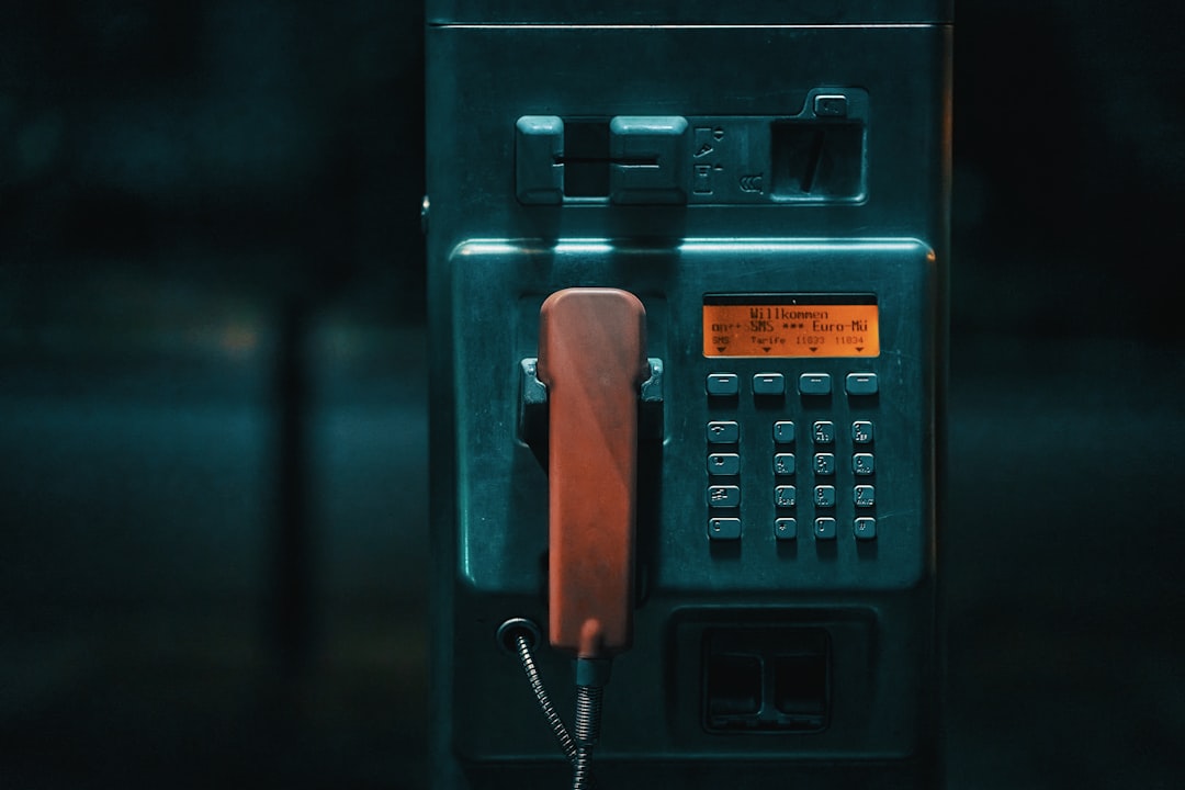 Red neon sign spelling 'toilette telephone'