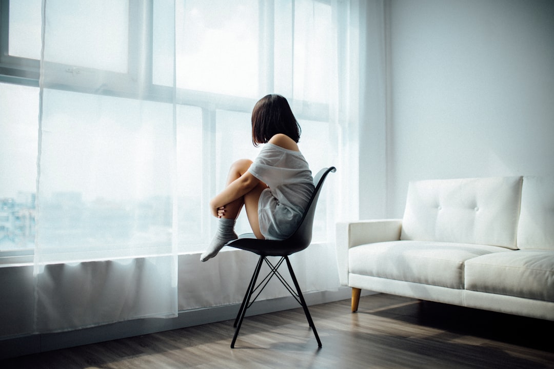 woman sitting outdoor during daytime